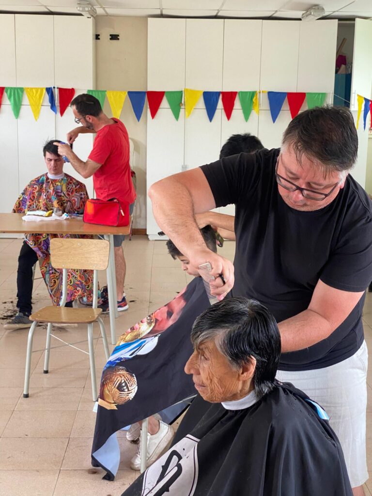 Más de 30 vecinos accedieron al servicio de corte de pelo de “Tijeras Solidarias”