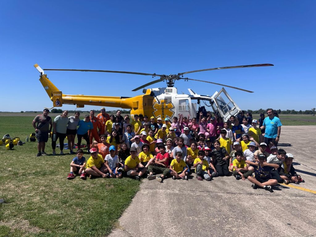 Los alumnos de la colonia municipal de invierno visitaron el Aeroclub de la ciudad