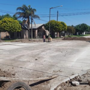 Cuadrillas municipales trabajan en el moldeo de base de cordón cuneta en calle San Luis