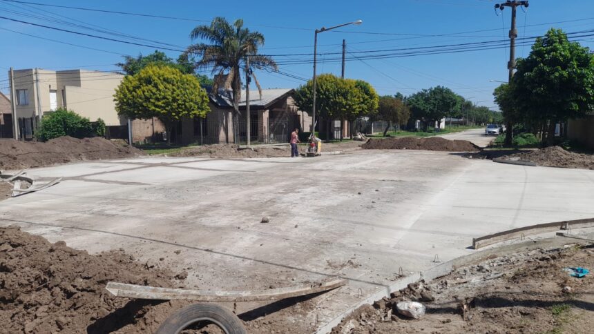 Cuadrillas municipales trabajan en el moldeo de base de cordón cuneta en calle San Luis