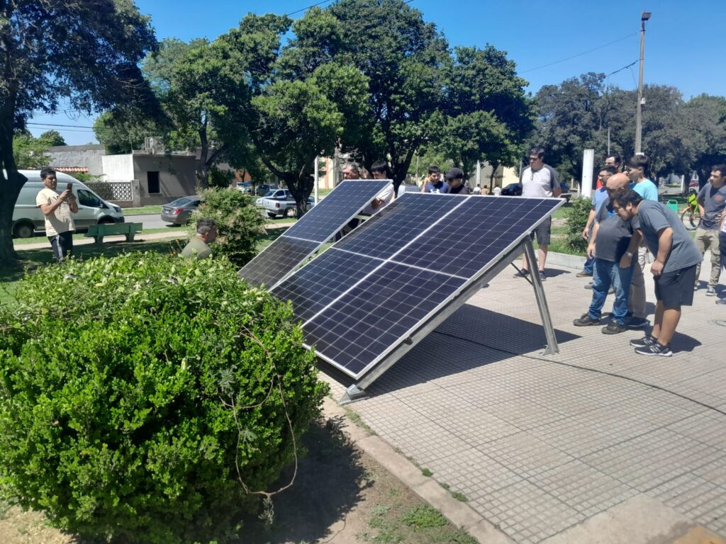 Clase presencial del curso sobre instalación y funcionamiento de Sistemas Solares Fotovoltaicos
