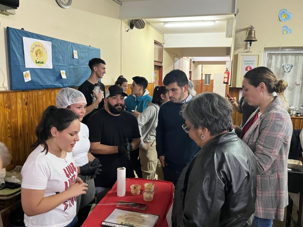 Apoyo del Gobierno de Venado Tuerto a la Feria de Microemprendimiento de la EEMPA Nº 1013