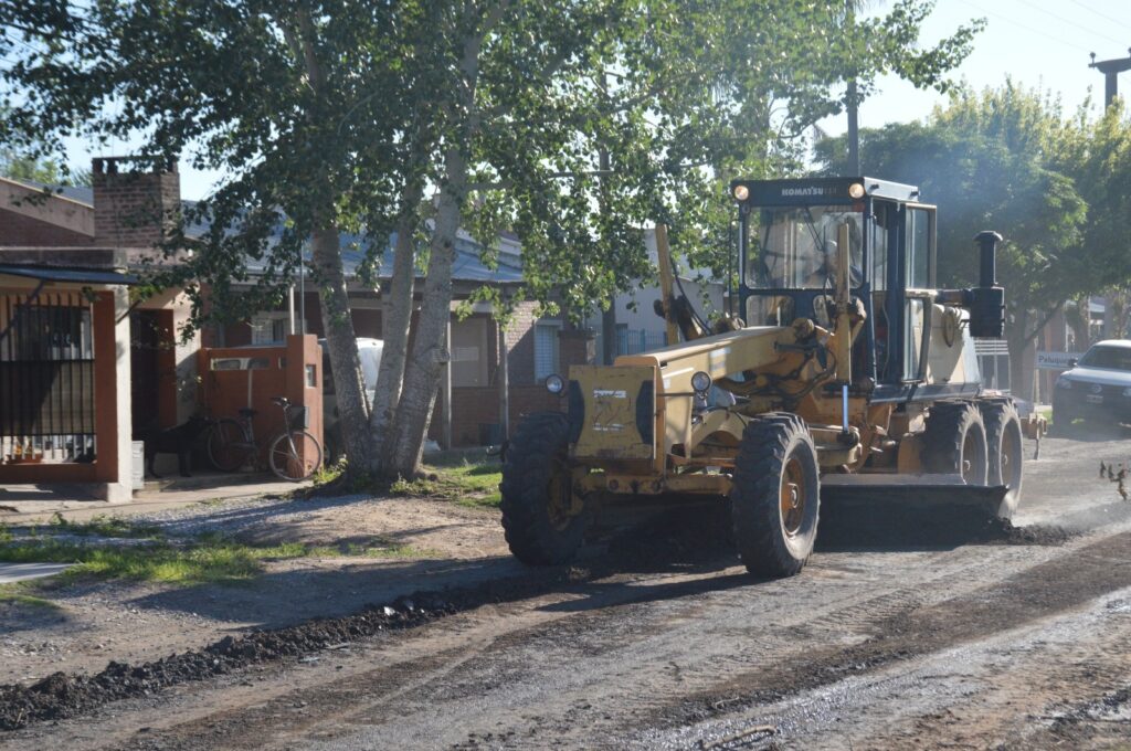El Gobierno municipal ejecuta perfilado de calles en dos barrios de la ciudad