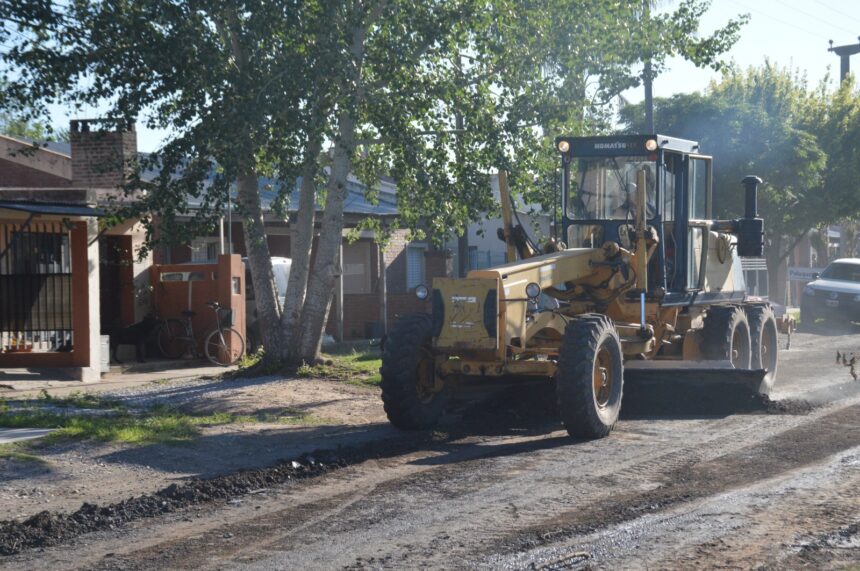 El Gobierno municipal ejecuta perfilado de calles en dos barrios de la ciudad