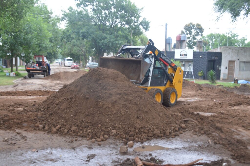 El Municipio realiza movimiento de suelo para obra de pavimento en Av. Jorge Newbery