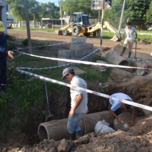 El municipio realiza conexiones de cunetas a emisario de Goumond y Edison