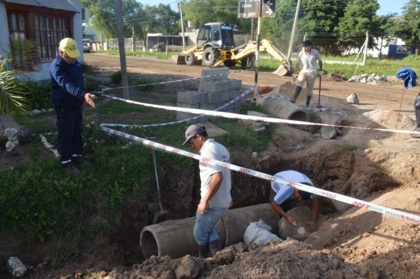 El municipio realiza conexiones de cunetas a emisario de Goumond y Edison
