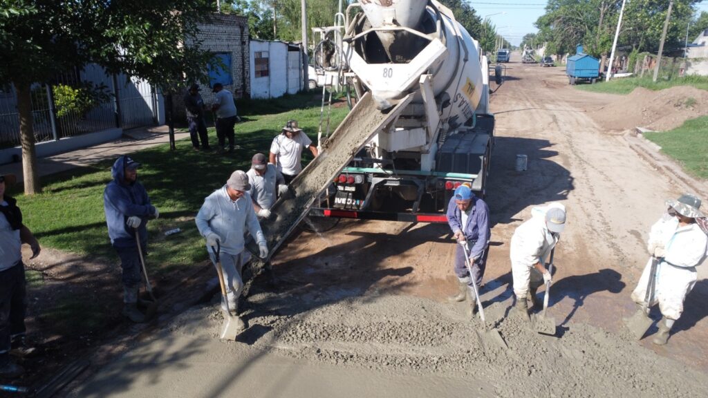 El gobierno municipal suma una nueva cuadra de pavimento al barrio San Vicente