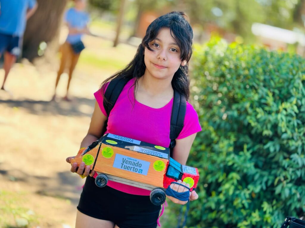 Los alumnos de la Colonia Municipal disfrutaron de una simpática carrera de autos a piolín