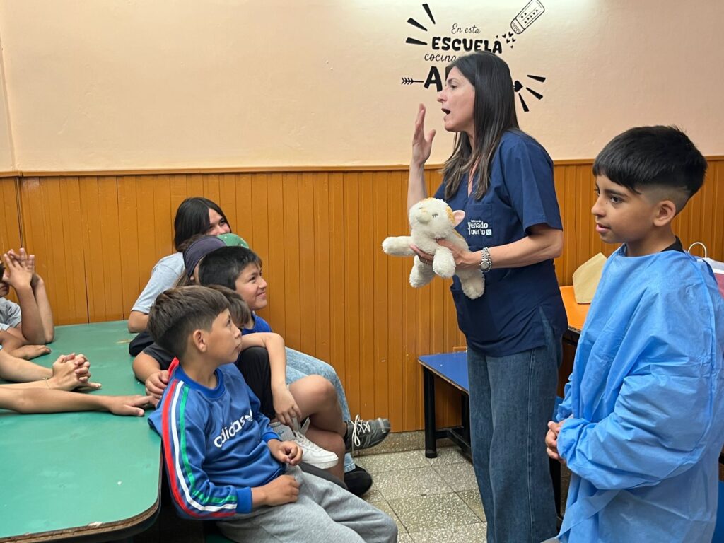 Salud animal y jornadas de concientización del “Orejas Verdes” en Escuela del barrio Juan XXIII