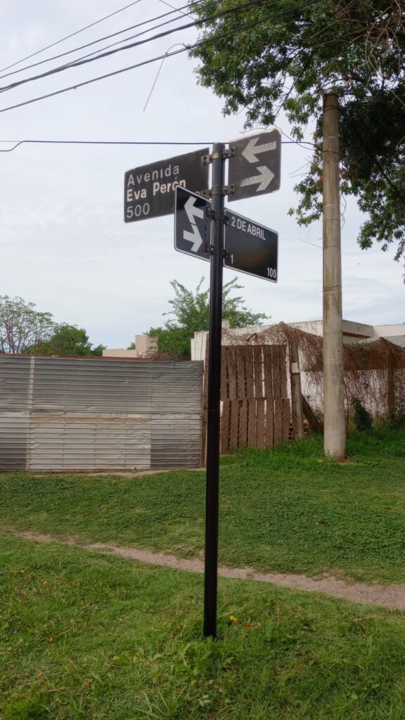 Demarcación vial coloca carteles nomencladores y delimita espacios exclusivos