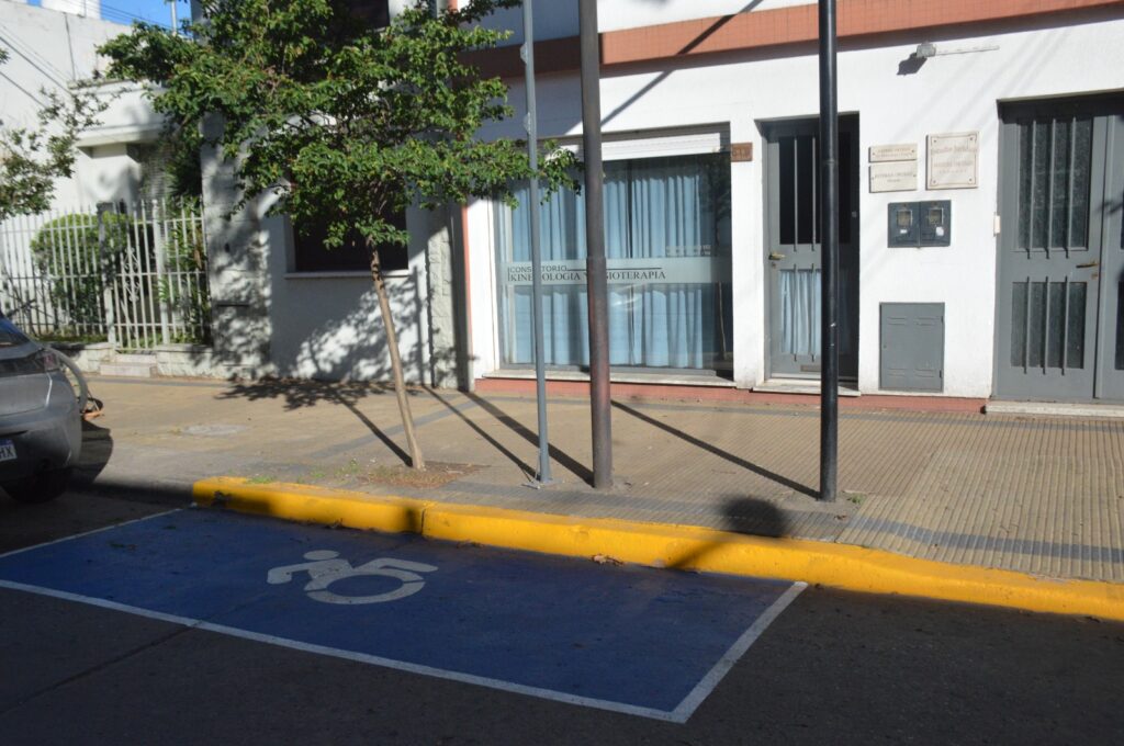 Avanza la colocación de nomencladores y demarcación de áreas de estacionamiento