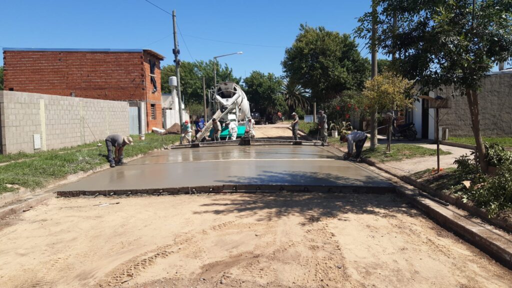 El Gobierno municipal ejecuta el hormigonado de Santa Cruz, entre Pinto Lucero y Cullen