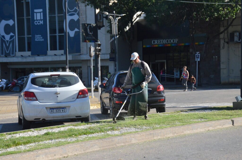 Cuadrillas municipales intensifican las tareas de mantenimiento de áreas verdes