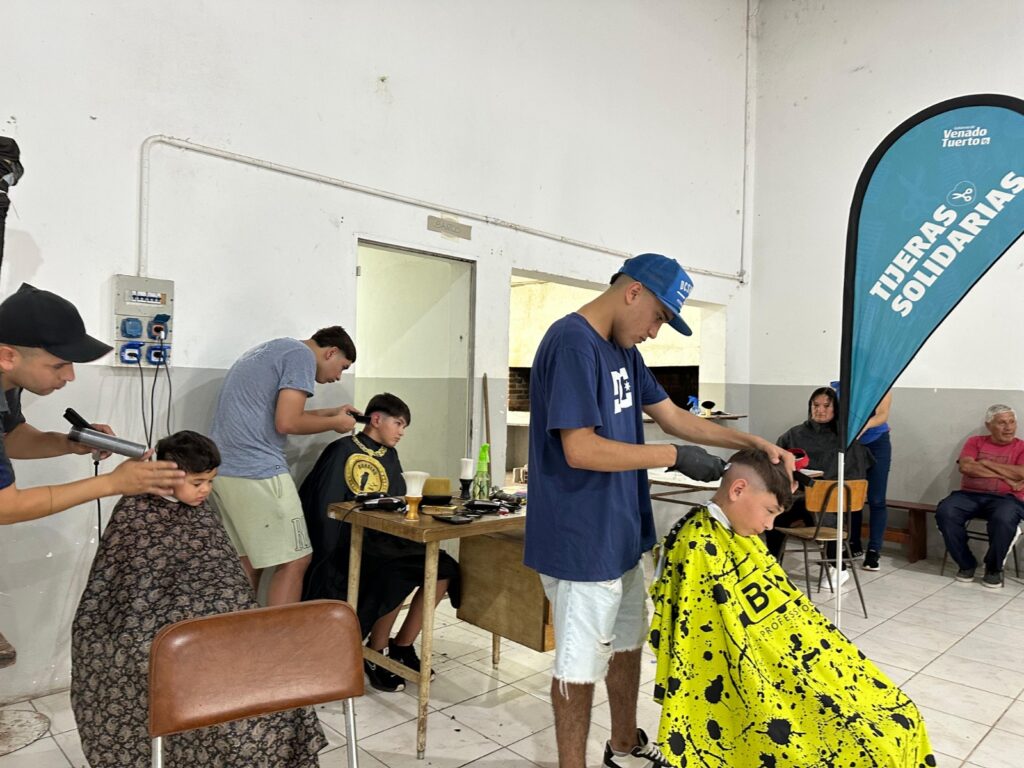 “Tijeras Solidarias” prestó sus servicios a más de 20 vecinos en barrio Villa Casey