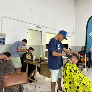“Tijeras Solidarias” prestó sus servicios a más de 20 vecinos en barrio Villa Casey