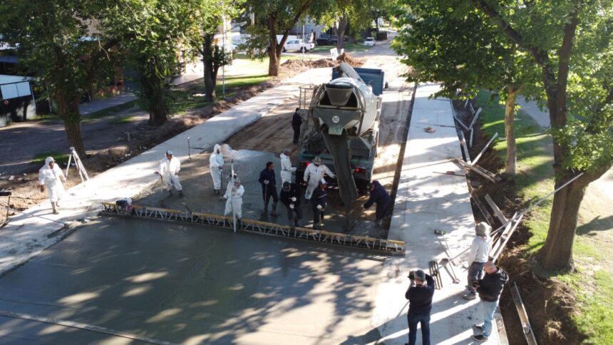 Más obras, más desarrollo: el municipio realiza obra de hormigonado en Av. Jorge Newbery