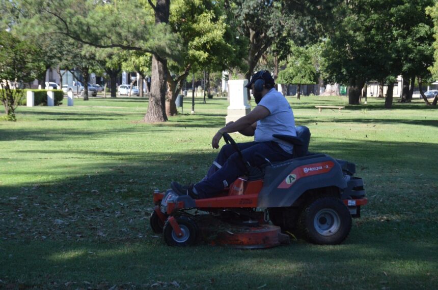 Inicio de semana con corte de pasto en plazas y Parque de la Niñez