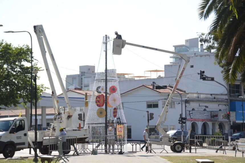 Trabajos finales en el armado del Arbolito de Navidad en plaza San Martín Trabajos finales en el armado del Arbolito de Navidad en plaza San Martín