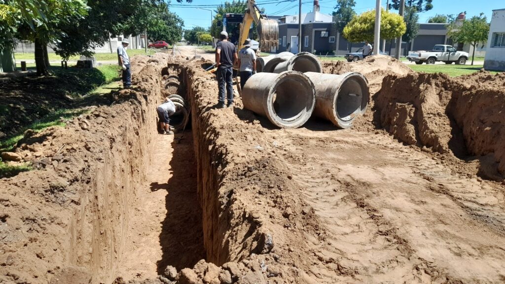 Colocan tubería para obra de desagüe en Giacaglia entre Esperanto y Las Heras