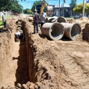 Colocan tubería para obra de desagüe en Giacaglia entre Esperanto y Las Heras