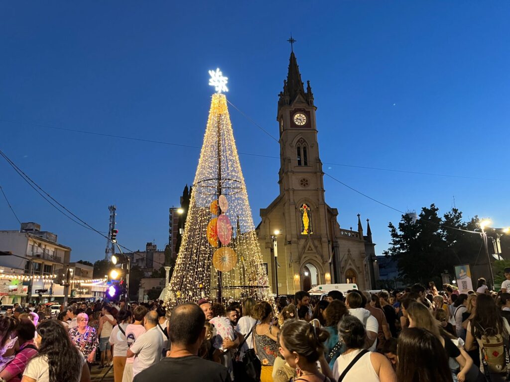 Venado Tuerto celebra la magia de la navidad con dispositivos en plaza San Martín