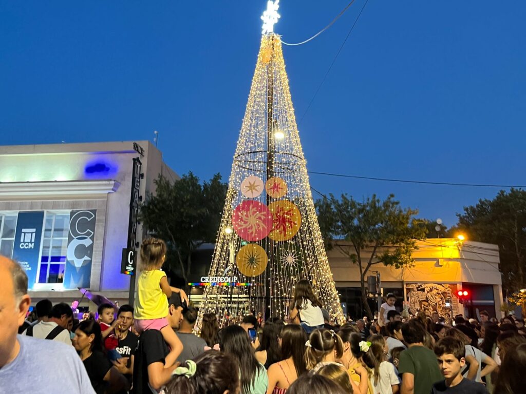Encendieron las luces del Arbolito de Navidad en plaza San Martín