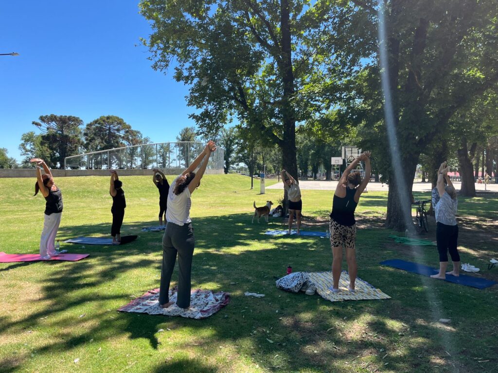 Clases de Yoga y Elongación, actividades al aire libre en el “Venite al Parque”