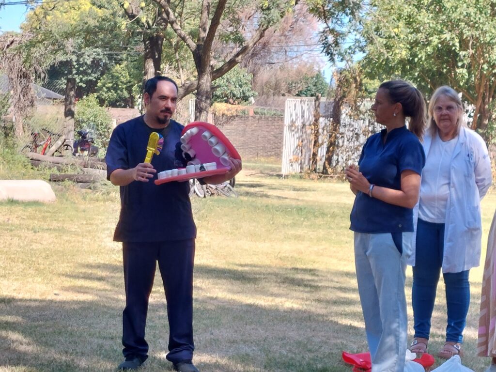 Charlas para promover la higiene bucal en las colonias de vacaciones