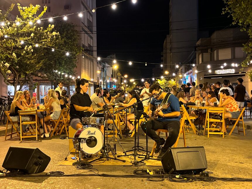 Gran concurrencia en la segunda “Noche de Bares”, con artistas locales y buena gastronomía