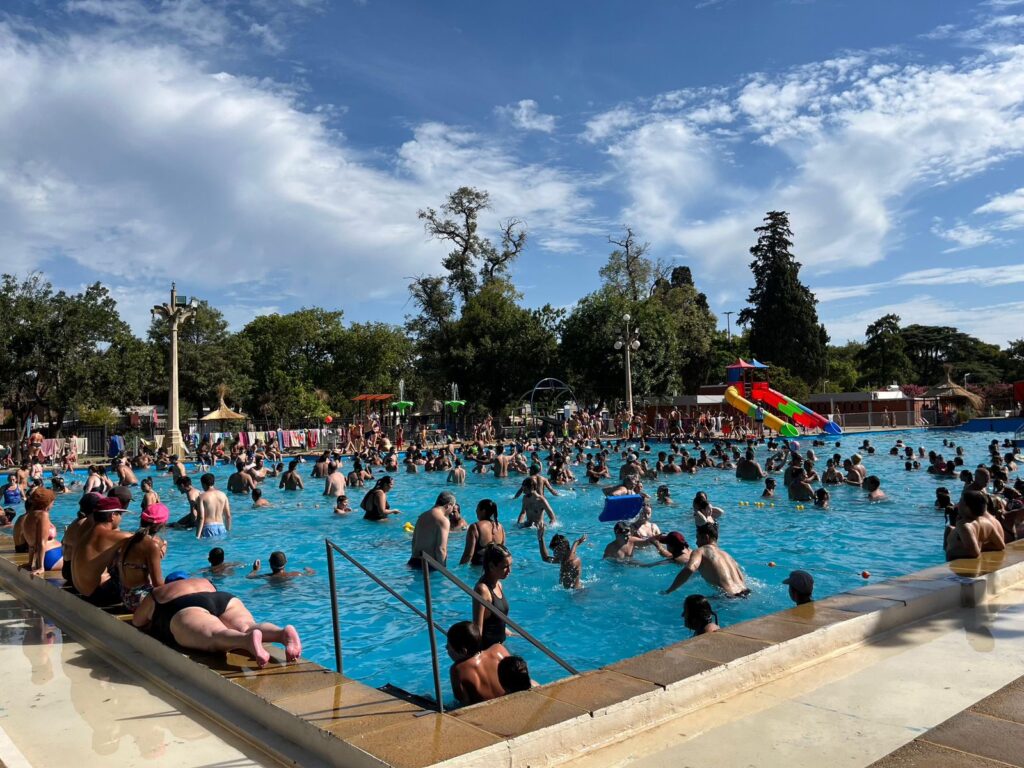 “Verano en Venado”: cientos de vecinos disfrutan de la pileta del Parque Municipal
