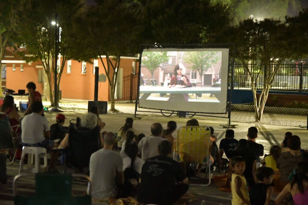 “Verano en Venado”: el “Cine Bajo las Estrellas” llega a la plaza España