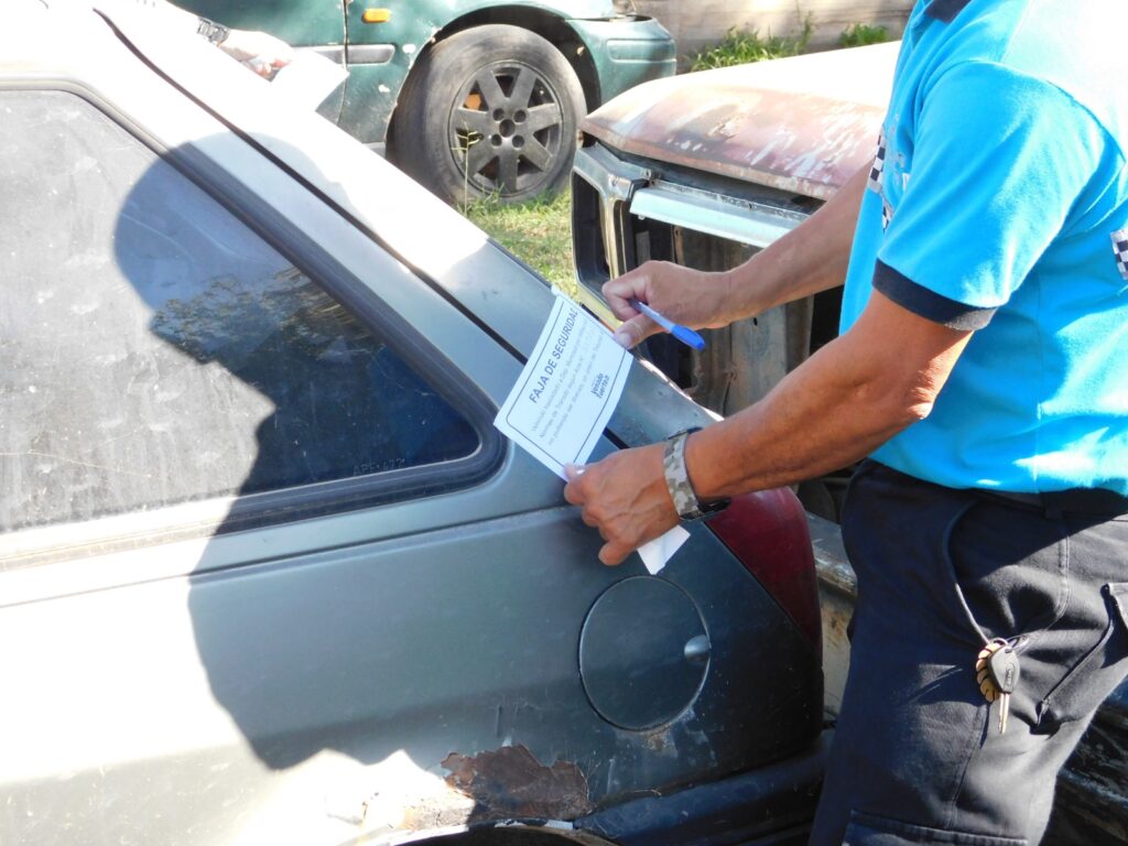 El Gobierno Municipal retiró otro automóvil abandonado en la vía pública