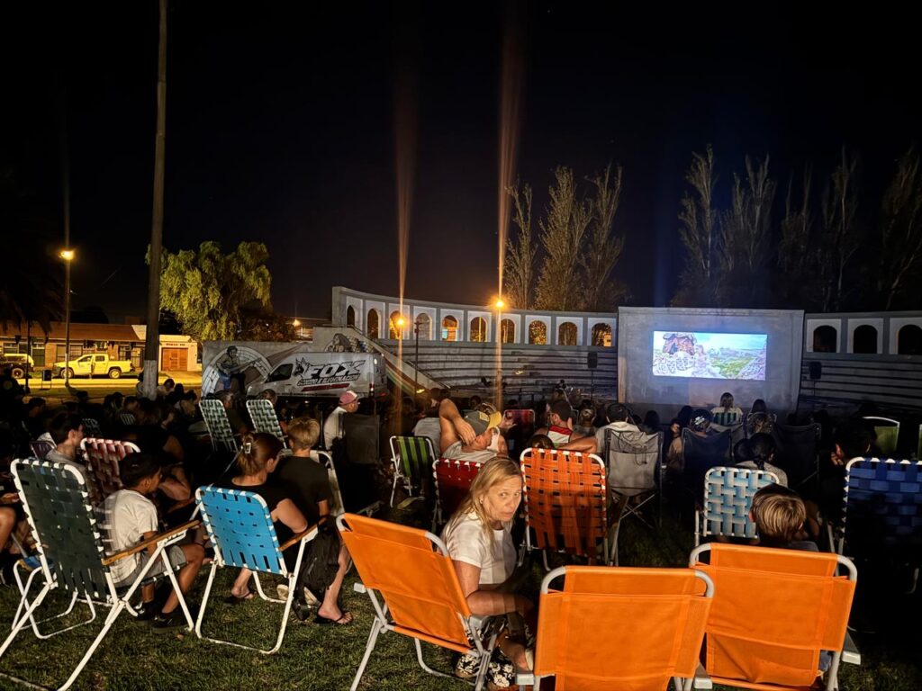 “Verano en Venado”: el ciclo de “Cine Bajo las Estrellas” llegó a la plaza Italia con Wicked