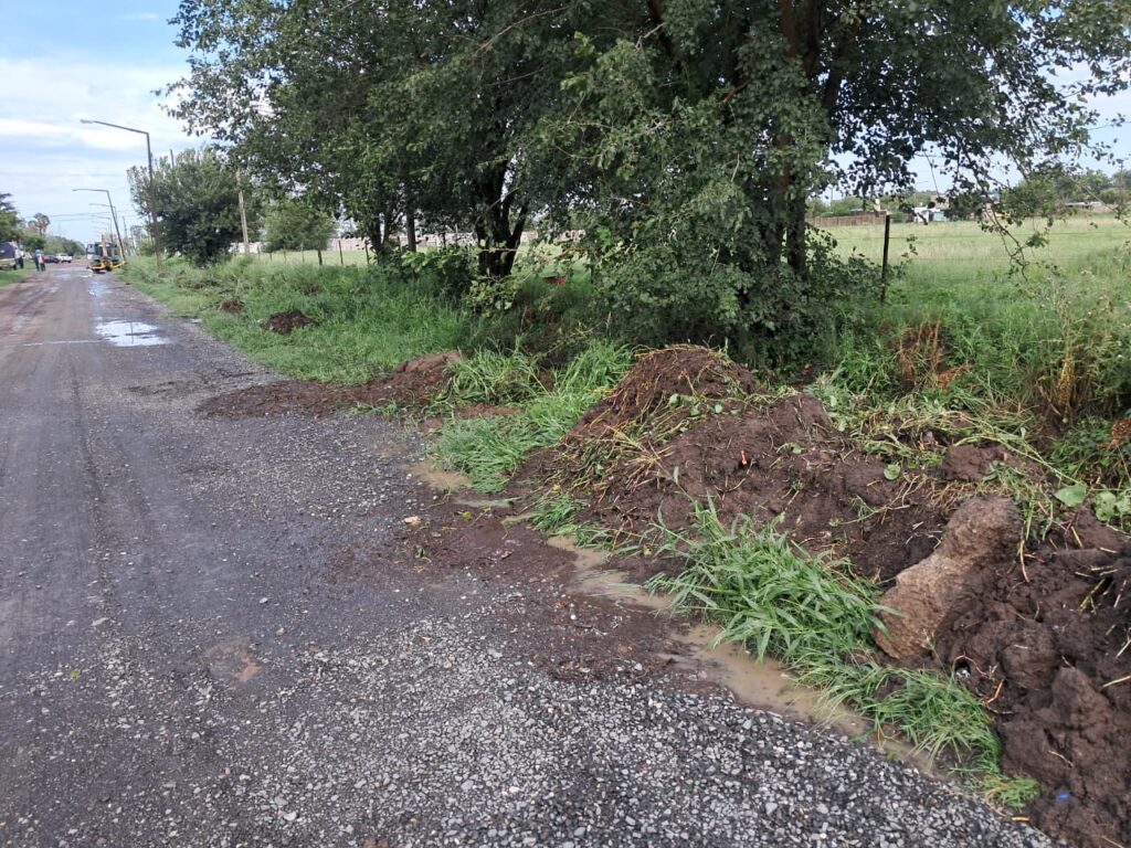 Fuerte trabajo municipal de limpieza y mantenimiento de desagües y canales