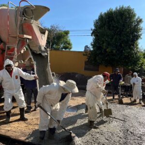 Obras que no se detienen. El Gobierno municipal ejecuta una nueva cuadra de pavimento en calle Junín