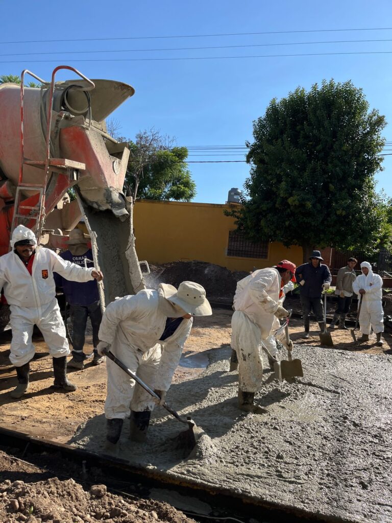 Obras que no se detienen. El Gobierno municipal ejecuta una nueva cuadra de pavimento en calle Junín