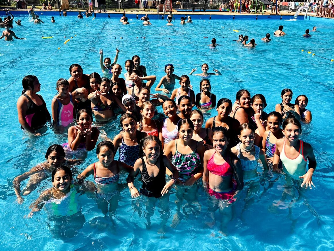 Los alumnos de la Escuela de Natación y Deportiva disfrutaron de una divertida y colorida Jornada Acuática
