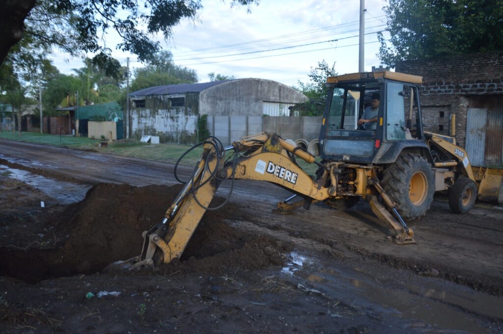 El Gobierno municipal acondiciona calles de calzada natural y pavimentadas