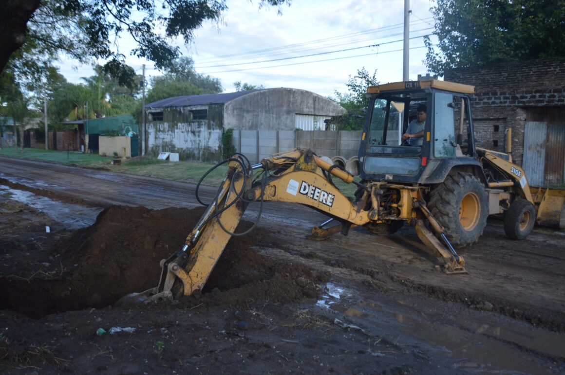 El Gobierno municipal acondiciona calles de calzada natural y pavimentadas