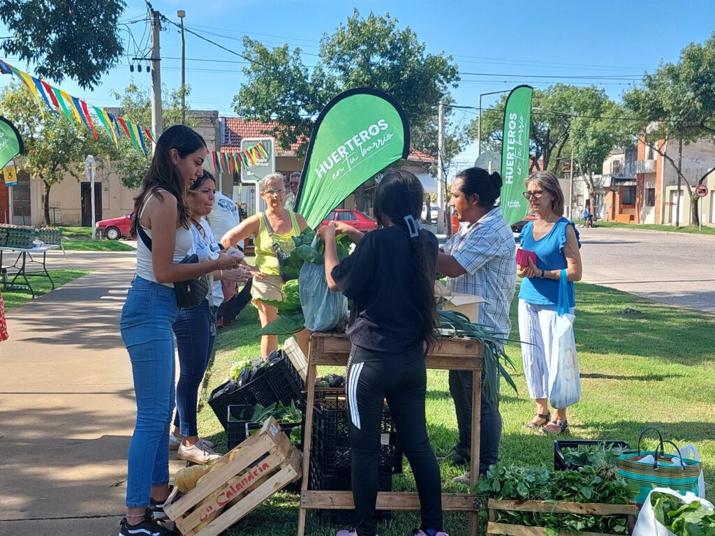 Mercado de cercanía: exitosa edición de “Huerteros en tu Barrio” en plaza Rosario Vera Peñaloza
