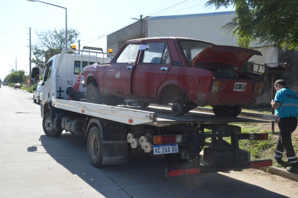 En sendos procedimientos retiran autos abandonados en la vía pública