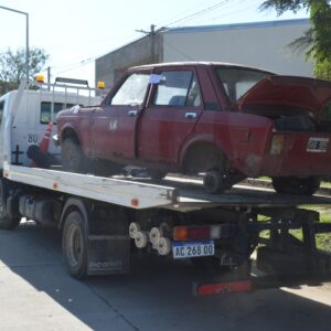 En sendos procedimientos retiran autos abandonados en la vía pública