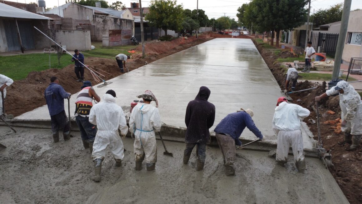 El municipio ejecutó esta semana dos nuevas cuadras de pavimento en los barrios de la ciudad