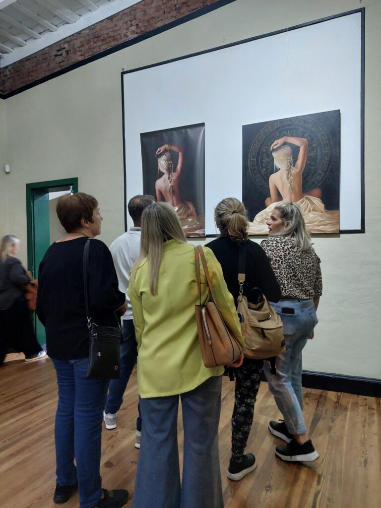 “Maia”: notable muestra en la Casa Museo donde se conjugan fotografía y pintura hiperrealista
