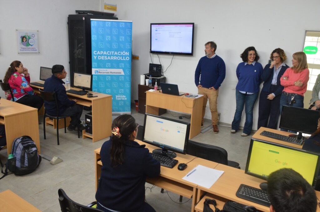 Capacitan en Uso de Plataformas a trabajadores municipales que participan de “Terminá la Secundaria”