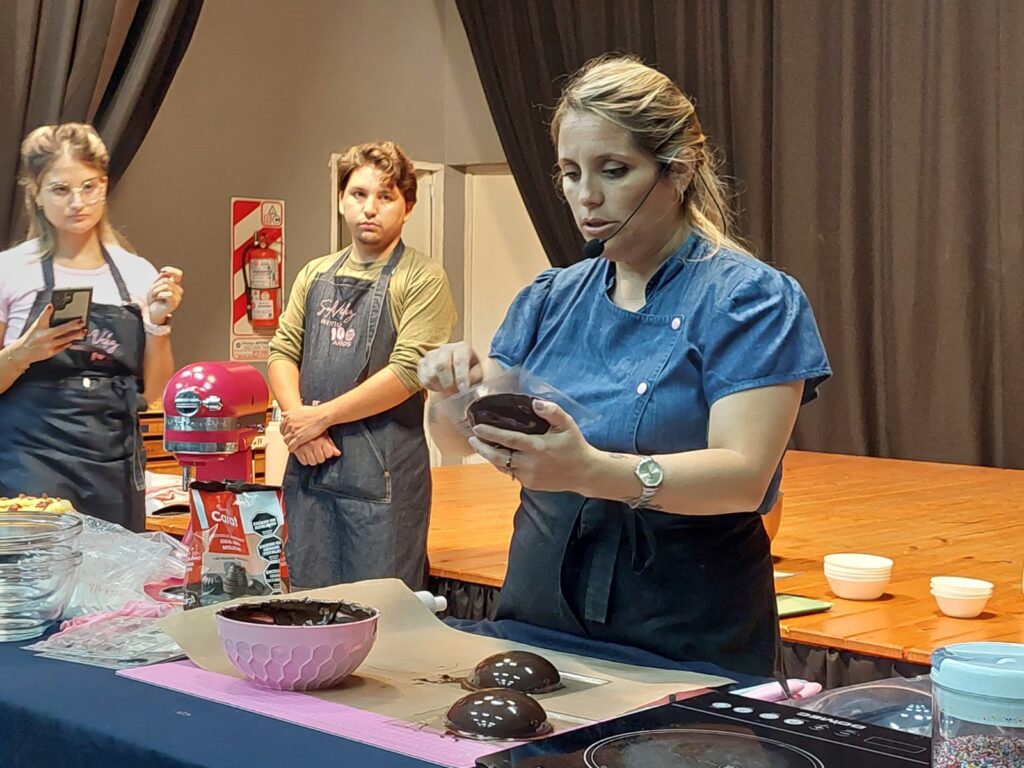 Elaboración de Huevos y Roscas de Pascua en vísperas de la tradicional celebración
