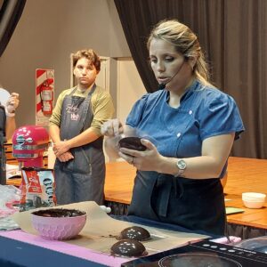 Elaboración de Huevos y Roscas de Pascua en vísperas de la tradicional celebración