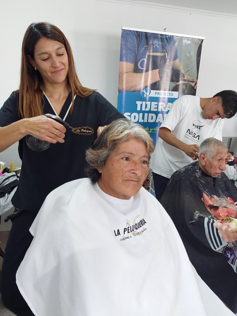 Las “Tijeras Solidarias” volvieron a la actividad en el barrio Ciudad Nueva