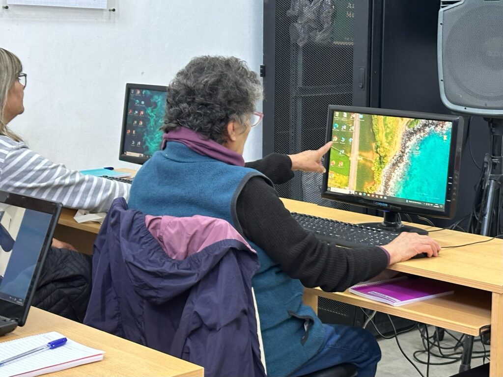 Personas mayores se capacitan en el CIC sobre Computación y Entornos Digitales